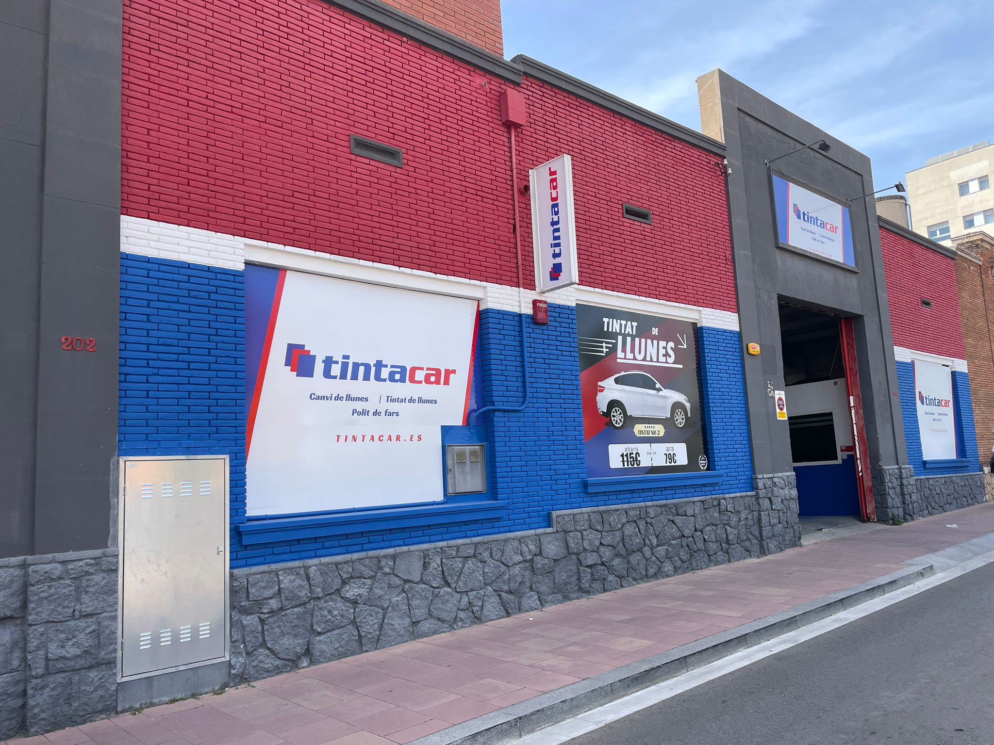 Fachada exterior de un taller Tintacar